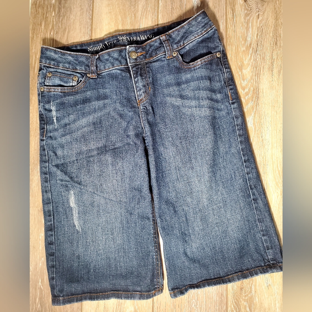 Vera Wang women's medium wash distressed walking jean short Size 8.